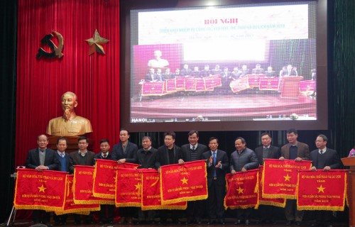  Bộ trưởng Bộ VHTTDL Nguyễn Ngọc Thiện trao cờ thi đua cho các đơn vị có thành tích xuất sắc trong năm 2017